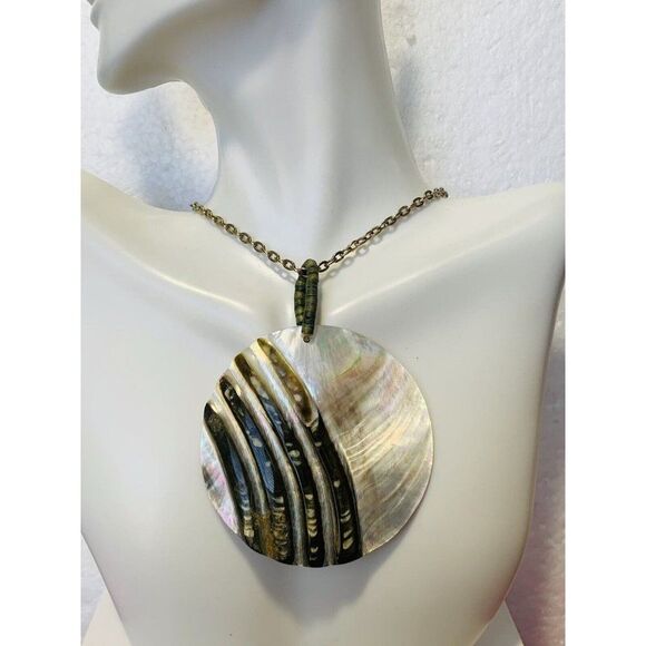 Vintage Pearlesque Shell Large Pendant Gold Tone Chain Women’s Necklace  34” - Picture 6 of 9
